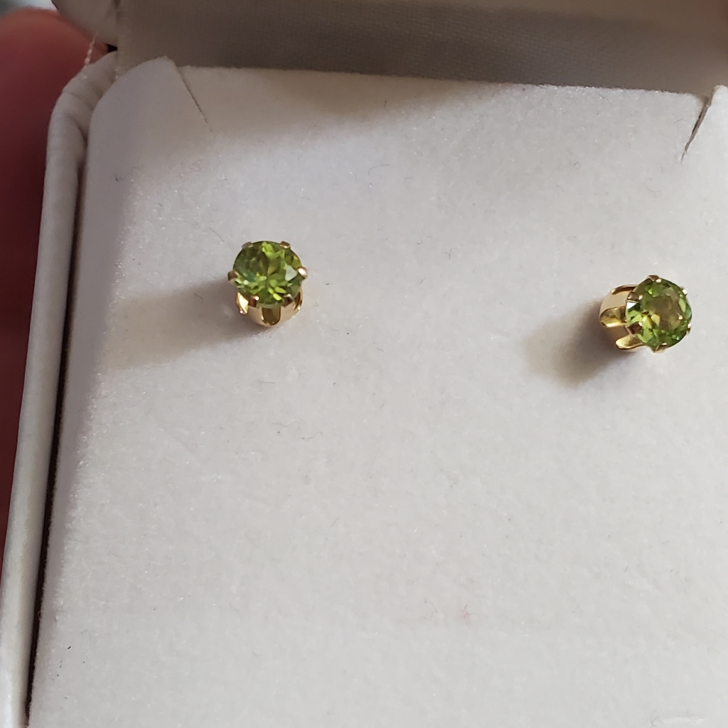 New. 14k Peridot Stud Earrings. Stamped 14k On Posts And Backs. Pedidots Measure
